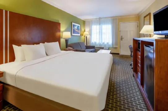 Days Inn by Wyndham Austintown