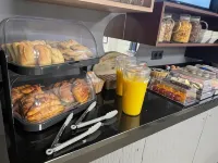 Logis Hôtel du Cirque Troyes Centre Historique - breakfast