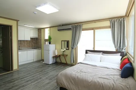 Changwon Santorini Pension Отели рядом с достопримечательностью «Чинхэгу»