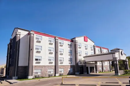 Super 8 by Wyndham Red Deer City Centre Отели рядом с достопримечательностью «ENMAX Centrium»