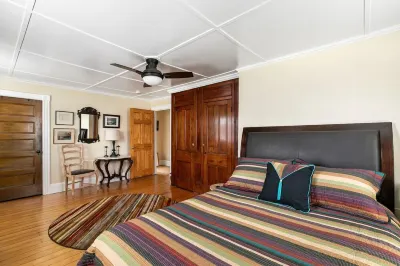 Newly refurbished house within short walking distance of town. Private driveway! 酒店