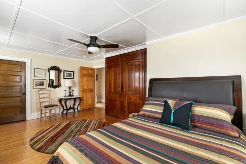 Newly refurbished house within short walking distance of town. Private driveway!