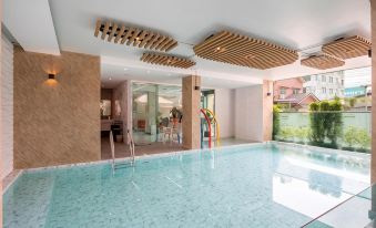 The Riski Hotel at Bangphlat Station