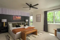 Parkside Retreat - NEW, HotTub, PoolTable & FirePit