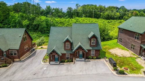2 Min to Dollywood•Hot Tub, Bunks & Arcade - Chalets