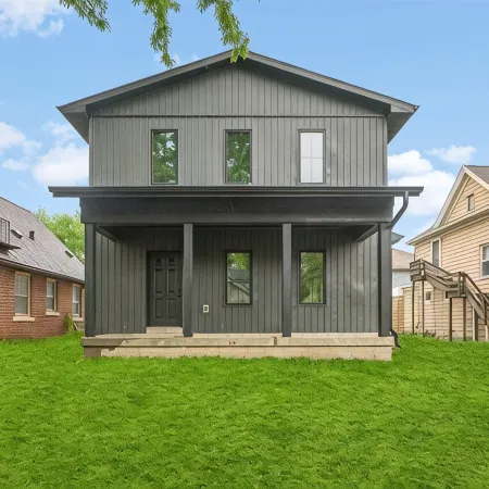 Modern 4 Bed/3.5 Bath Farmhouse Steps to Downtown CF!