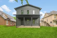 Modern 4 Bed/3.5 Bath Farmhouse Steps to Downtown CF!