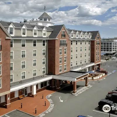 Salem Waterfront Hotel & Suites Hotel dekat Salem Station