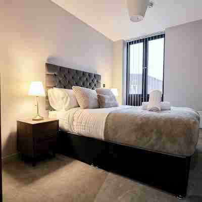 Central Birmingham Getaway: Luxury 2-Bedroom, Netflix, Games & Parking Rooms