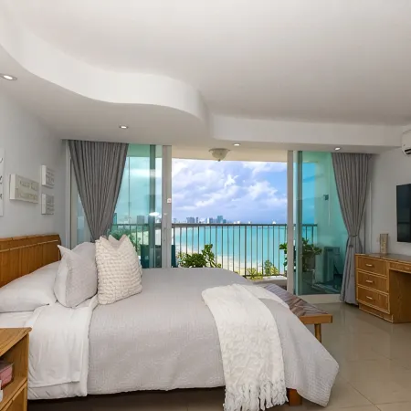 Oceanfront Oasis: Beach Studio with Sunset Views & Parking – 5 Mins from SJU