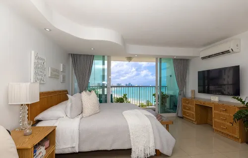 Oceanfront Oasis: Beach Studio with Sunset Views & Parking – 5 Mins from SJU - balcony