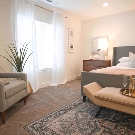 Entire Townhouse/Private Hot Tub/Pool/Gas Fire Pit