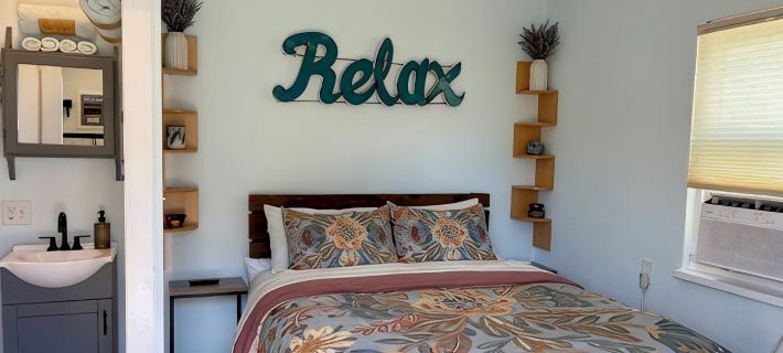 Charming pet friendly studio 350 feet away from the Rodanthe Pier and the beach. Hotels in Kinnakeet