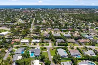 Magnificent Tropical House w/ Heated Pool near the Beach- Gorgeous Backyard- 3/2 - 4-Sterne