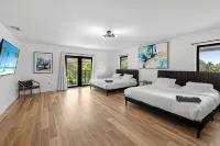 Villa Maya: 12 BR, 14k sq. ft. estate with pool, pickle ball, bball, disco club! - บังกะโล