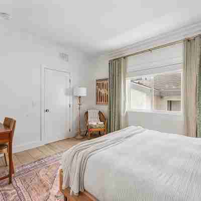 Bright 3-bedroom townhouse, w/ocean views roof deck, AC, walk to everything! Rooms