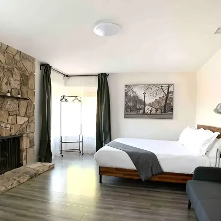 TESLA/EV Charger KING BED CanyonCrest Neighborhood