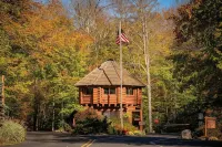 Peaceful Two-Story Lake Naomi Home, Modern Design in Timber Trails + Lake Access - 4-Sterne