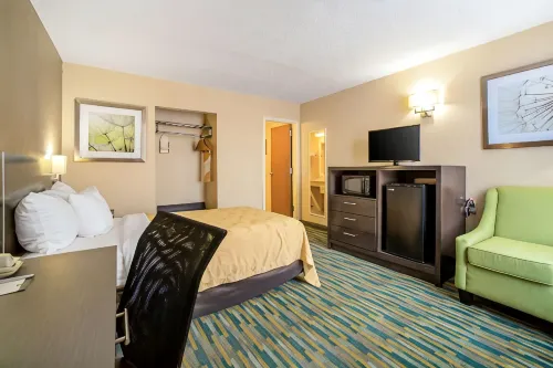 Quality Inn Near Six Flags St. Louis - parking