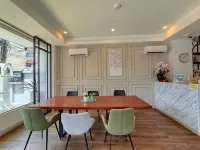 Viva la Vida Hotel Hotels near Huai Khwang