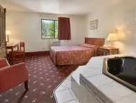 Super 8 by Wyndham Waldorf