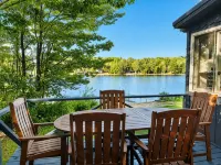 On Locke - Family lake house with pvt beach, dock Hotels in Barnstead