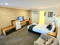 Hilltops Retreat Motor Inn 영 호텔