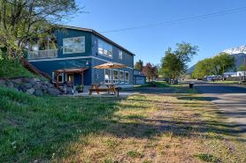 Blue Moon Retreat ~~ Spacious Duplex Unit with Sauna and a Stunning View