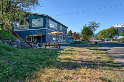 Blue Moon Retreat ~~ Spacious Duplex Unit with Sauna and a Stunning View Hotel a 