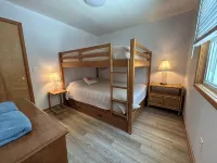 Spacious 3BR/3BA Beach House on Quiet Wooded Lot – Minutes from the Ocean - Homestays