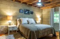 Secluded Creekside Cabin with Hot Tub Fire Pit Creek - Boutique