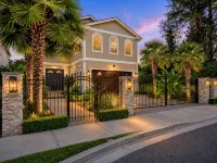 Comfort and Luxury Tropical Villa with EV Charger. Hotels near King County (Boeing Field) International Airport