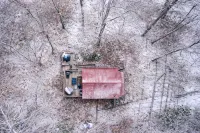 Romantic Cabin: Hot Tub, Fire Pit, Indoor & Outdoor Living, EV Charger