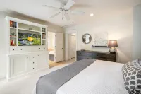 Chic Home with Stunning Patio, 5-min drive to Downtown - 방갈로