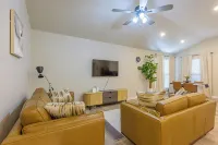 Four beds w/ 1 king, 3 queen beds each with a TV. Centrally located! No pets - 民泊
