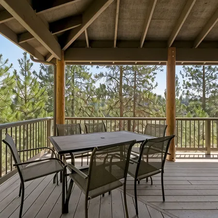 Beautiful Home Overlooking the River-Minutes to IT All-Updated Kitchen!