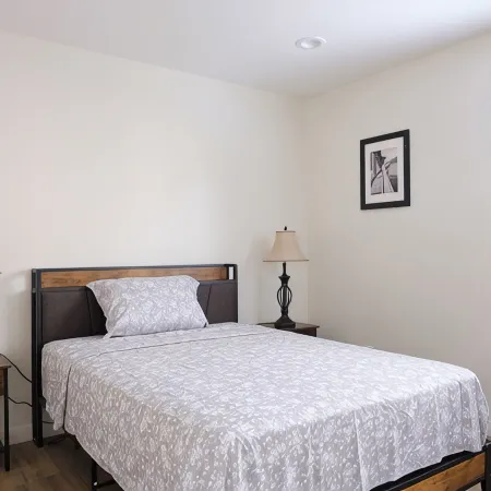 Charming 2-bedroom bungalow with AC, WiFi in welcoming Ontario