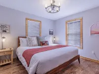 Charming 2-bedroom cabin close to Bryson City with AC, WiFi, Hot tub Hotels in Qualla