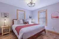 Charming 2-bedroom cabin close to Bryson City with AC, WiFi, Hot tub