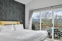 Mon Trèsor, Mountain Views with hot tub and deck