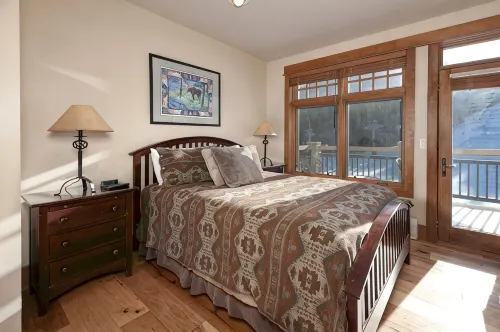 True Ski-in/Ski-Out Luxury at Lone Eagle – Highest 2Br on the Slope Side