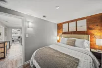 Lake Grove Cottage: 1 min walk to the Strip!