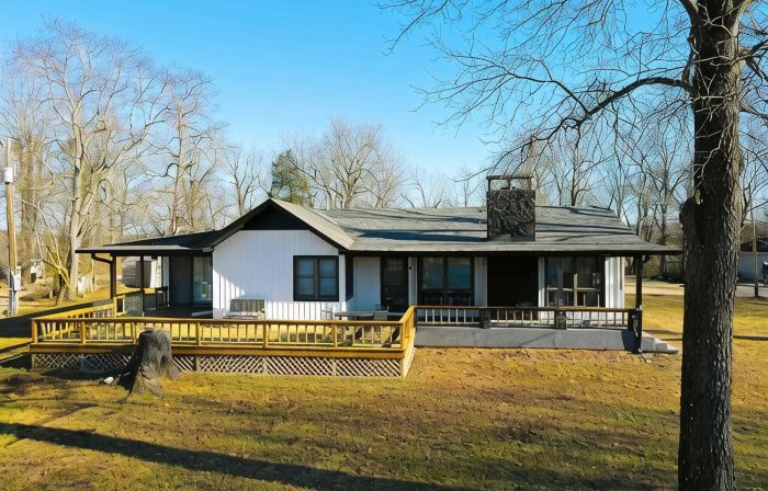 Lake Norfork View & Access in a Spacious Oasis, Sleeps 14, Near Mountain Home!