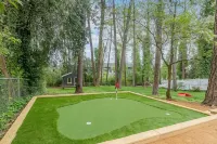 Luxurious Oasis Packed with Entertainment! Large Fenced-in Back Yard. - شرفة