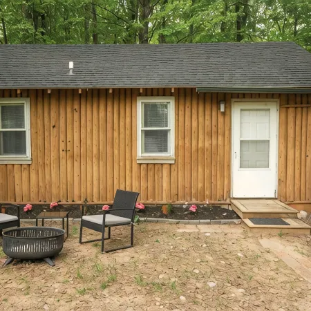 Charming cottage In The Heart of Sugar Camp on Bass Lake - No Cleaning Fee!