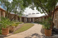 10,000 Sq.Ft Lux Estate on 650 Acres with Amazing Pool, Spa & Hill Country Views - 4つ星