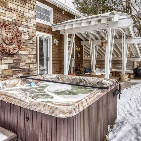 Modern Chalet, 2 Acre lot, HOT TUB and NEW OUTDOOR FIREPIT