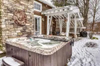 Modern Chalet, 2 Acre lot, HOT TUB and NEW OUTDOOR FIREPIT