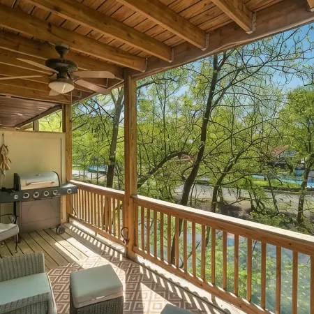 Cabin on the river within walking distance of downtown Helen!