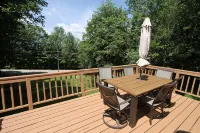 Quaint Stowe Vermont Cabin - شرفة